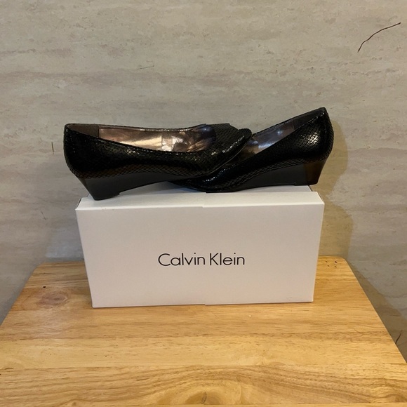 Calvin Klein BREE MTLC PYTHON Black Textured Wedges - Picture 1 of 10